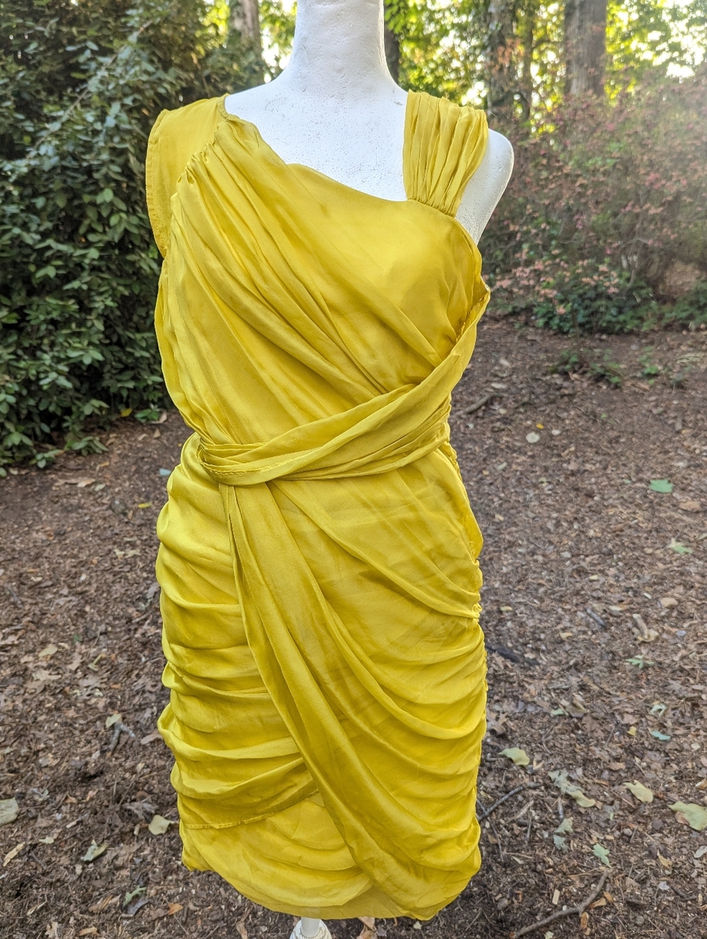 Aryn K Mustard Yellow 100% Silk Pleated Cocktail Dress M Gold Mini Ruched AD-738